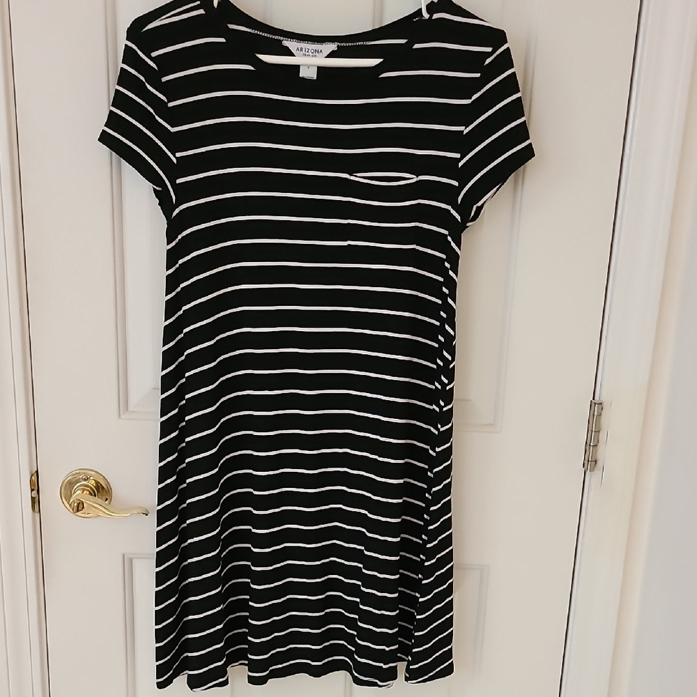 Arizona Jean Company Black and White Casual Mini T-Shirt Dress